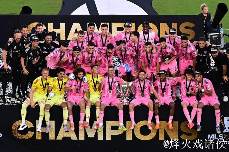 泪目!梅西用总冠军送别2好友+采访动情致敬 4家人携奖杯温馨合影 泪目!梅西用总冠军送别2好友+采访动情致敬 4家人携奖杯温馨合影