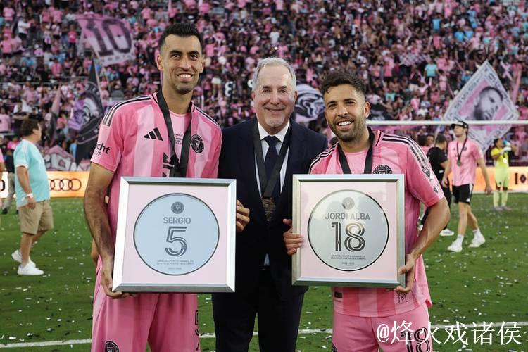 泪目!梅西用总冠军送别2好友+采访动情致敬 4家人携奖杯温馨合影 泪目!梅西用总冠军送别2好友+采访动情致敬 4家人携奖杯温馨合影