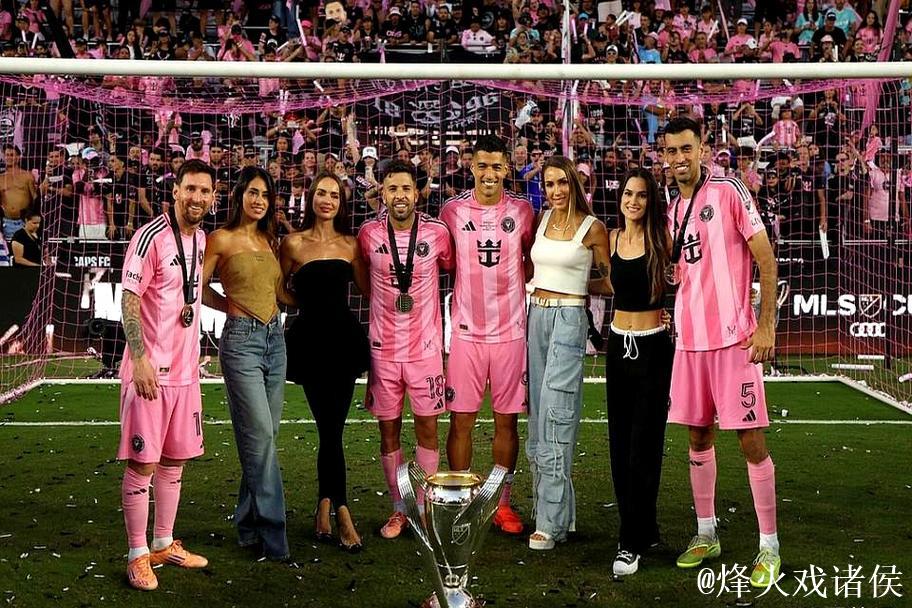 泪目!梅西用总冠军送别2好友+采访动情致敬 4家人携奖杯温馨合影 泪目!梅西用总冠军送别2好友+采访动情致敬 4家人携奖杯温馨合影